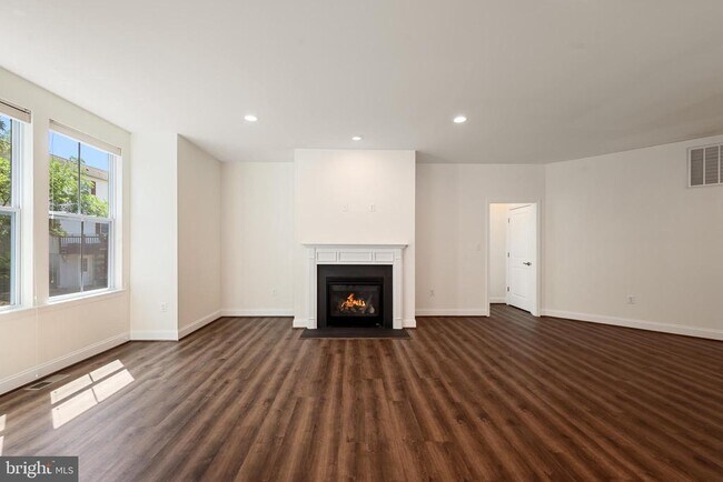 Building Photo - 105 Amberfield Ct