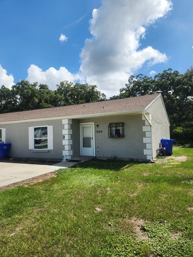 Building Photo - 2 Bedroom/2 Bath with rear lanai/porch are...