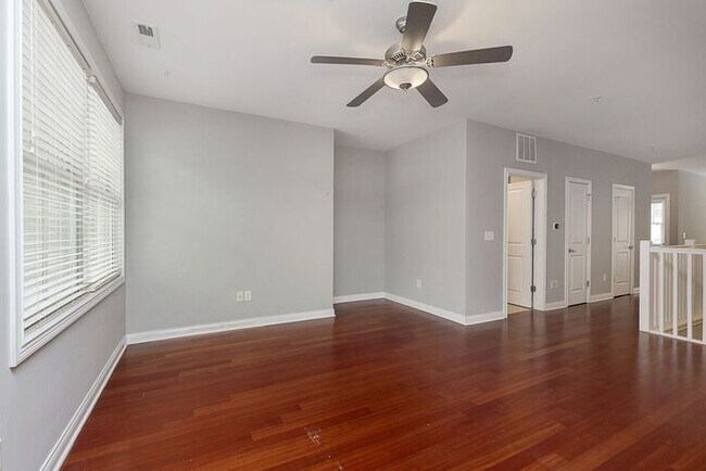 Foto del edificio - 2 Bed 2 Bath Lockerbie Townhome Steps From...