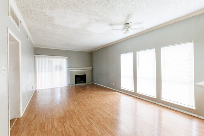 Building Photo - MOVE IN SPECIAL *1st Month Half Off Rent* - Extra Large 2 Bedroom 2 Bathroom Apartment