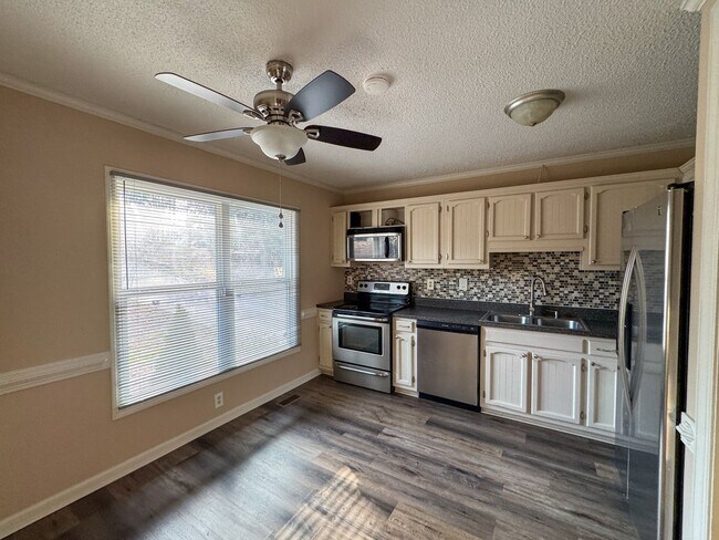 Foto del edificio - Charming 3 Bed 1.5 bath in College Lakes