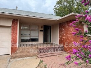 Building Photo - 2829 Lakeside Dr