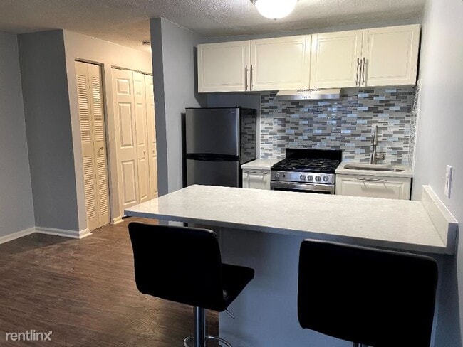 Building Photo - Studio, 1 bath Condo - 10 Kenmar Dr. 28 Un...