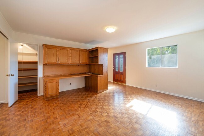 Building Photo - Charming 3-Bedroom Home with Spacious Yard...