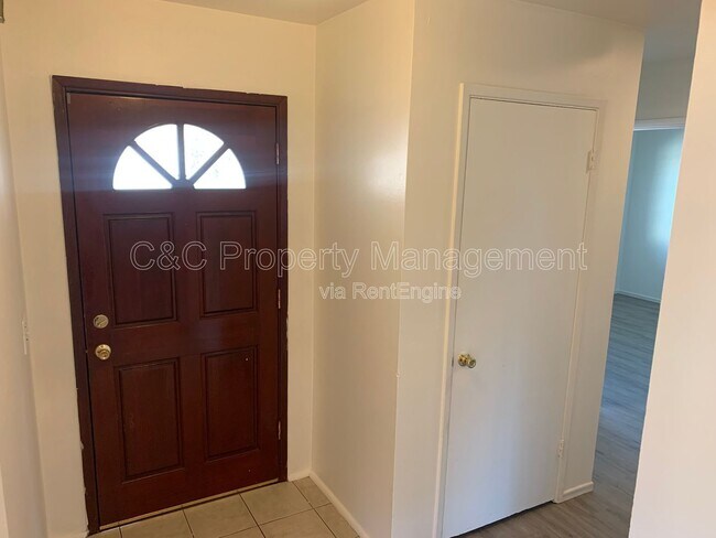 Foto del edificio - 1699 S Blaney Ave