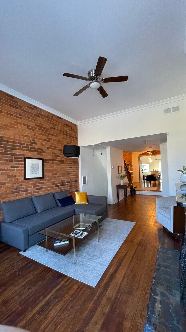 Building Photo - 925 Paradrome St