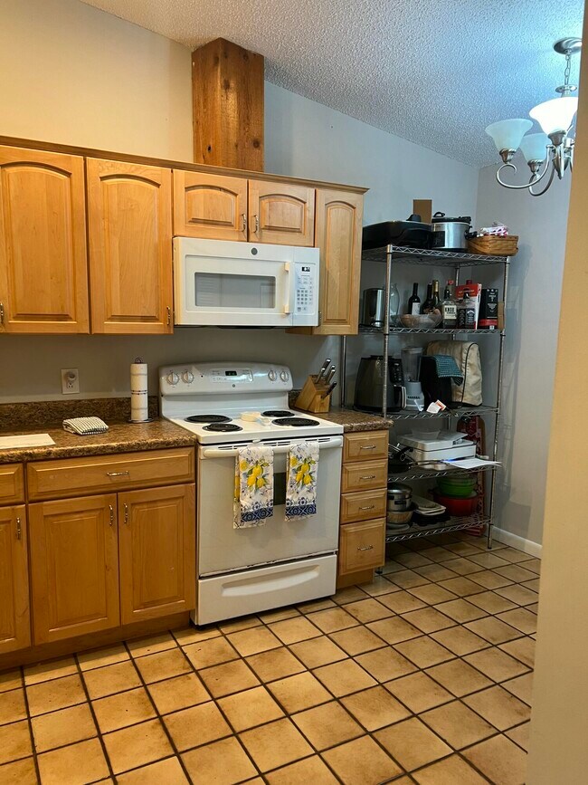 Building Photo - 448 NE 42nd St