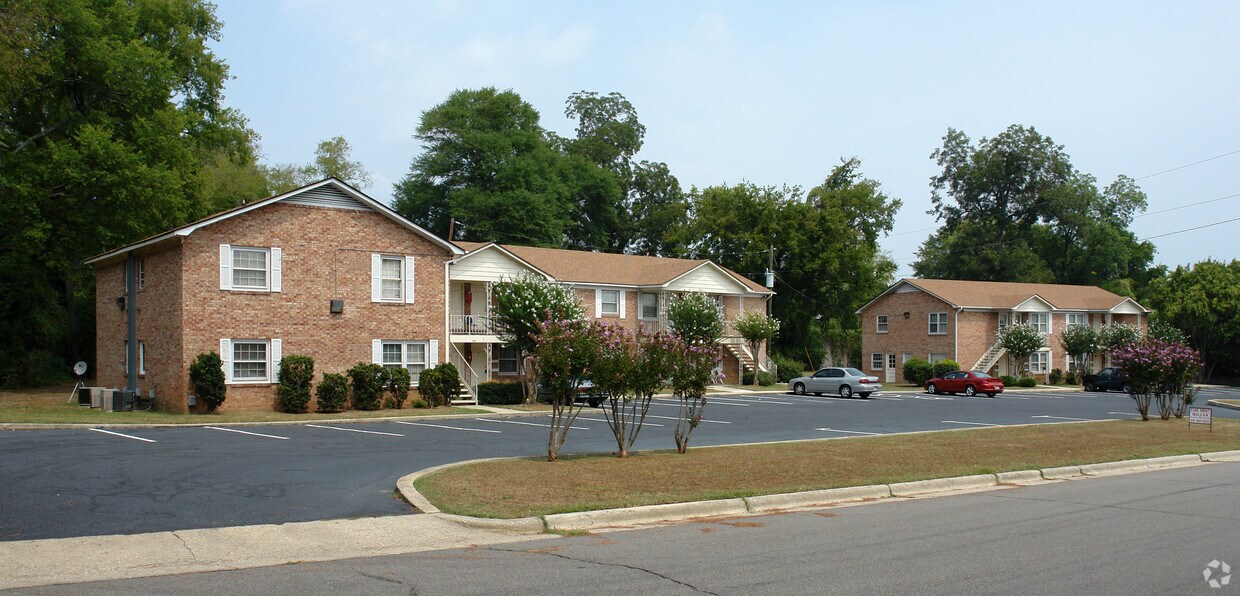 Primary Photo - 650-700 Pershing St