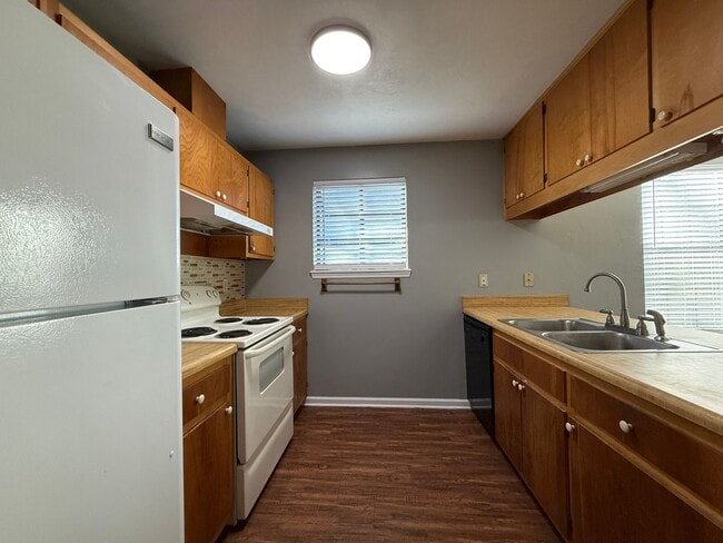 Building Photo - 2/2 in NE Tallahassee with a fenced yard!