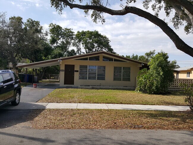 Acogedora casa remodelada de 3 habitaciones y 2 baños - 1721 NW 27th Terrace