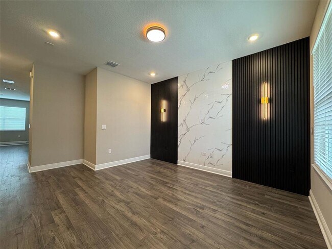 Foto del edificio - 16308 Hamlin Hills Rd