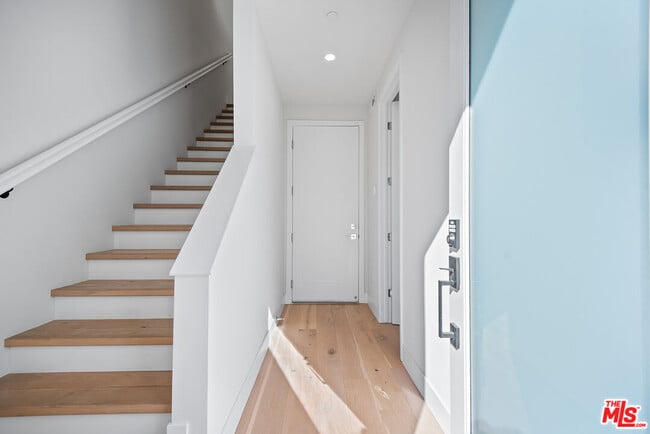 Foto del edificio - 3232 S Barrington Ave