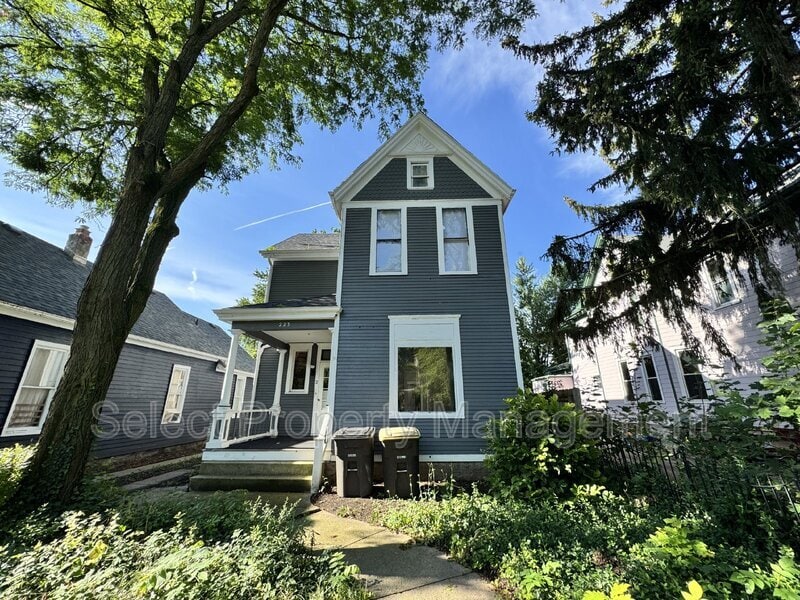 Primary Photo - 223 W Woodland Ave