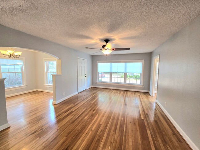 Building Photo - East Hill Charmer!  3 bed/2 bath /1 car ga...