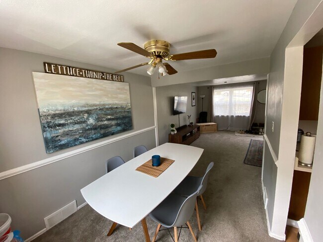 Foto del edificio - Two Bedroom in Castle Shannon! Central air...