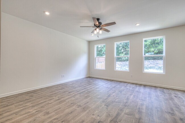 Building Photo - 523 Montrose Dr