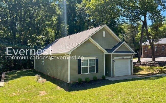 Foto del edificio - Modern Comfort Meets Accessible Living in Gastonia with Private Patio / 3 Beds & 2 Baths / Vouche...