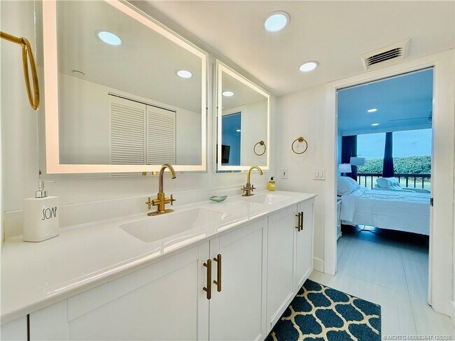 Foto del edificio - 8800 S Ocean Dr