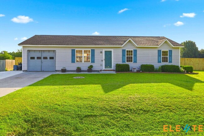 Foto del edificio - Beautiful Like-New 3 Bedroom Home with Huge Fenced Yard, Greenhouse & Storage