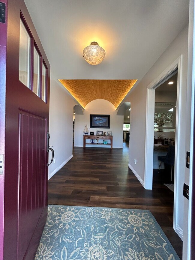 Building Photo - Stunning 3 Bedroom House in Highly Desired...