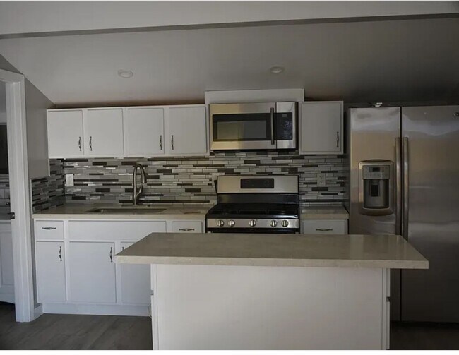 Foto del edificio - Granada Hills studio w/appliances + privat...