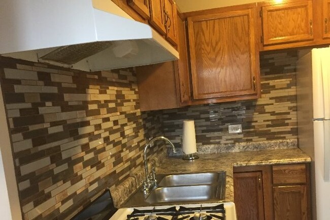 Kitchen - 1526 N Cedar Lake Rd