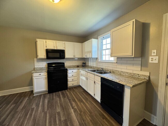 Foto del edificio - Updated and Spacious 2BR/1BA Apartment nea...