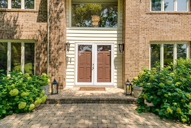 Building Photo - 120 S Basswood Rd