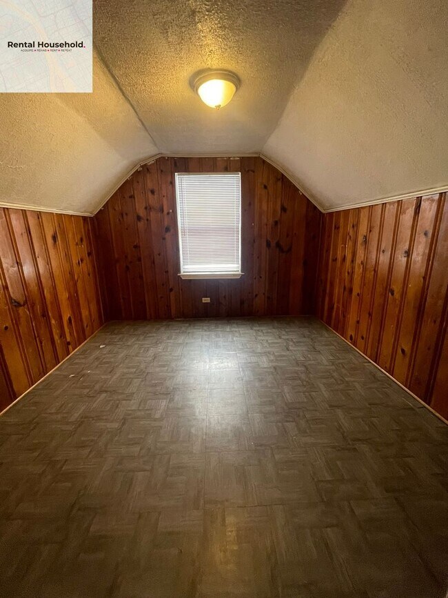 Foto del edificio - Classic Charm Meets Modern Comfort- $1400