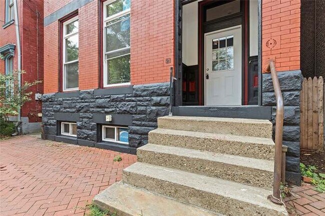 Building Photo - Renovated North Side 5 Bed, 2 Bath House A...