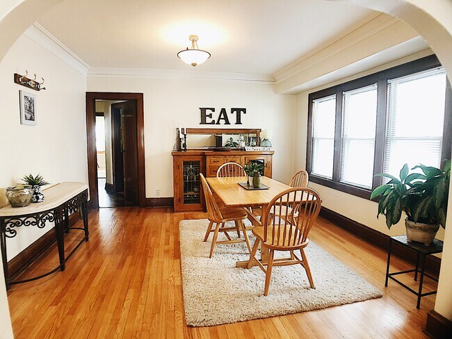Building Photo - Stunning Wauwatosa 2BR Upper Unit with Lov...