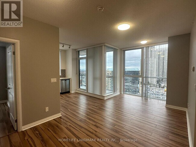 Photo du bâtiment - 75 Eglinton Ave W