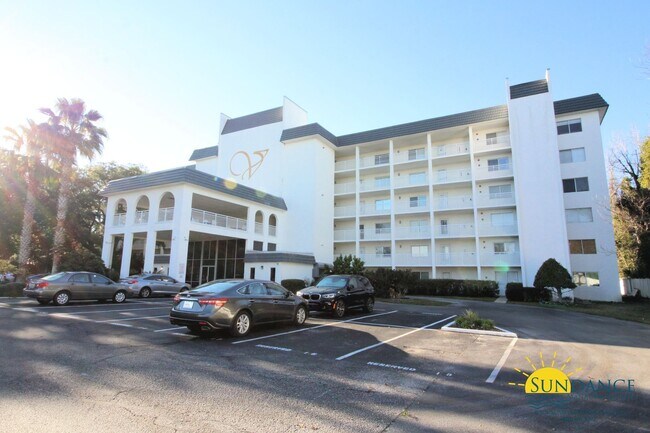 Building Photo - Spacious waterfront furnished condo in Des...