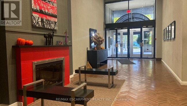 Photo du bâtiment - 66 Bay St S