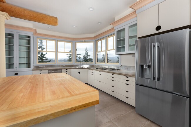 Foto del edificio - 395 SW Eyrie Rd