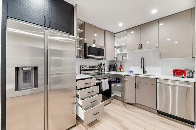 Foto del edificio - 7200 N Western Ave