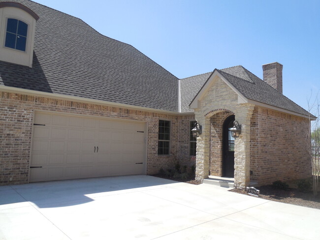 Building Photo - Fully Furnished Three Bedroom, Two Bathroo...