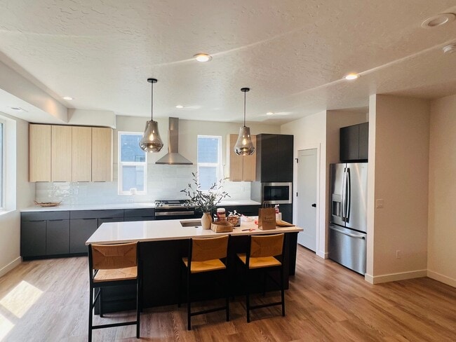 Foto del edificio - Beautiful new construction, modern townhom...