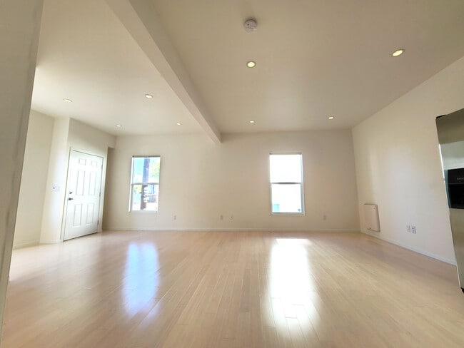 Open floor plan - 530 Tompkins Ave