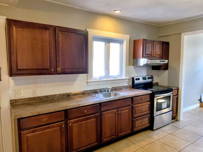 Foto del edificio - *****Cranston/Eden Park – Four Bed Duplex - $3,295*****