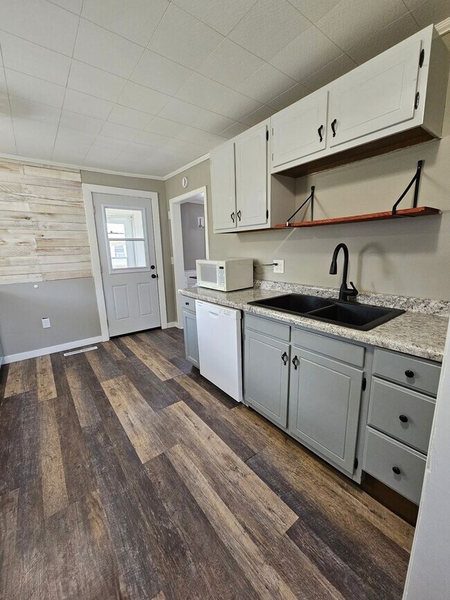 Foto del edificio - 2 Bed 1 Bath Home with fenced in yard loca...