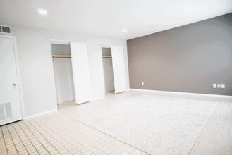 Building Photo - 6008 Inwood Dr