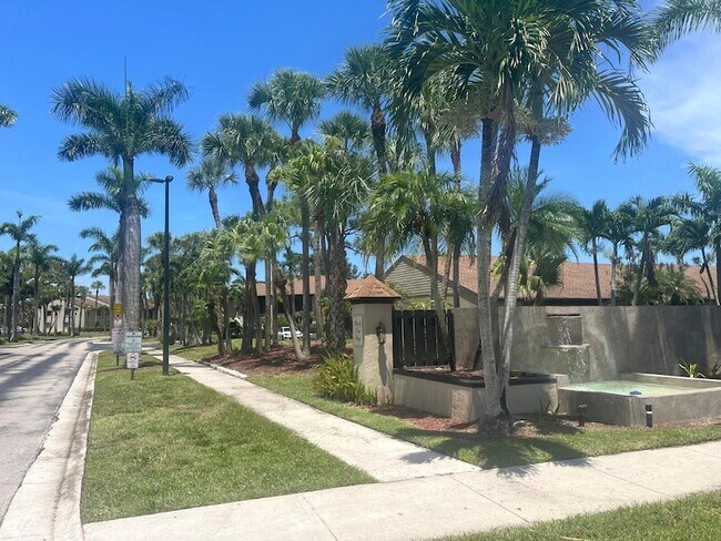 Foto del edificio - 531 Shady Pine Way