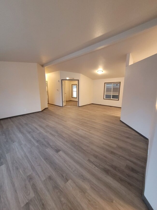 Building Photo - Pet Friendly 4 Bedroom  2 Bath w/ 2 Car Garage