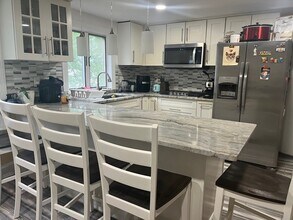 Building Photo - 94 Oakwood Ave