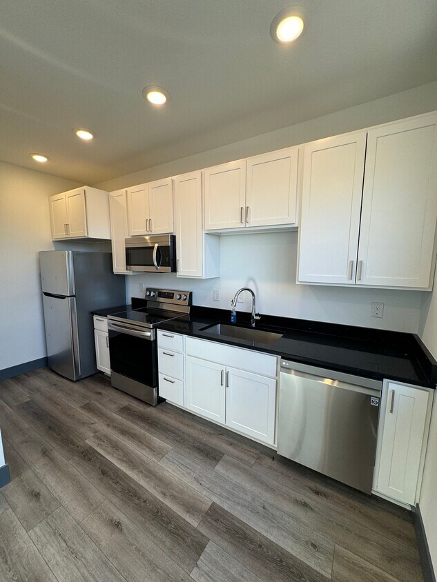 Foto principal - 875 Western Ave N
