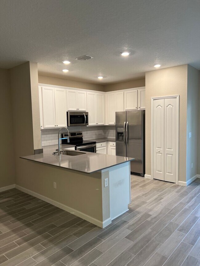 Building Photo - Newer Home just Minutes from Beach and May...