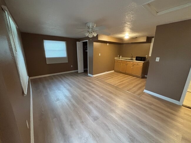 Building Photo - 10 Flamevine Ln