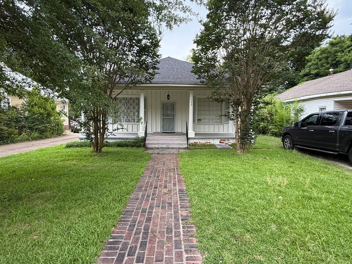 Foto principal - 165 W 2nd St