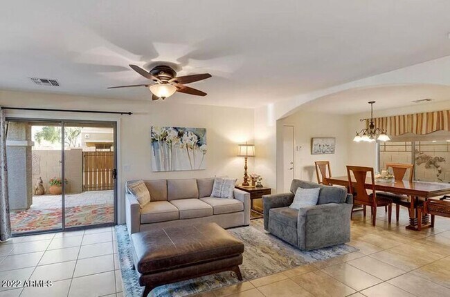 Foto del edificio - 2449 E Vermont Dr